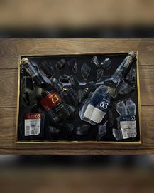 Картини от маркови бутилки в рамка.