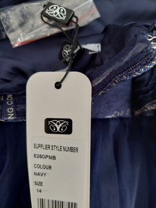 Продавам официална рокля!