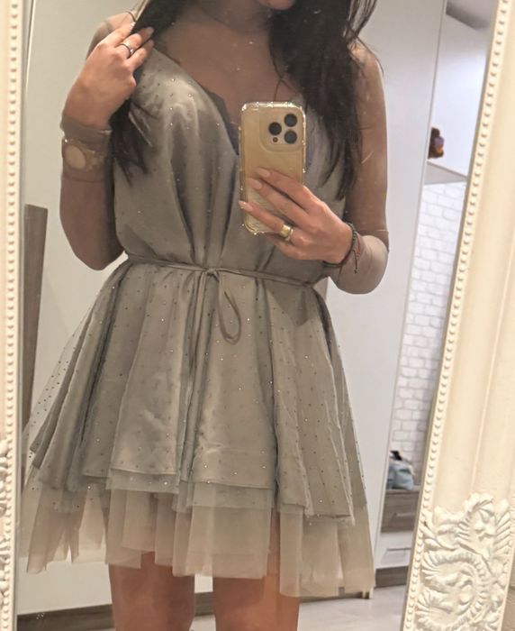 Роклята е само пробвана с етикет!Излишна ми е !