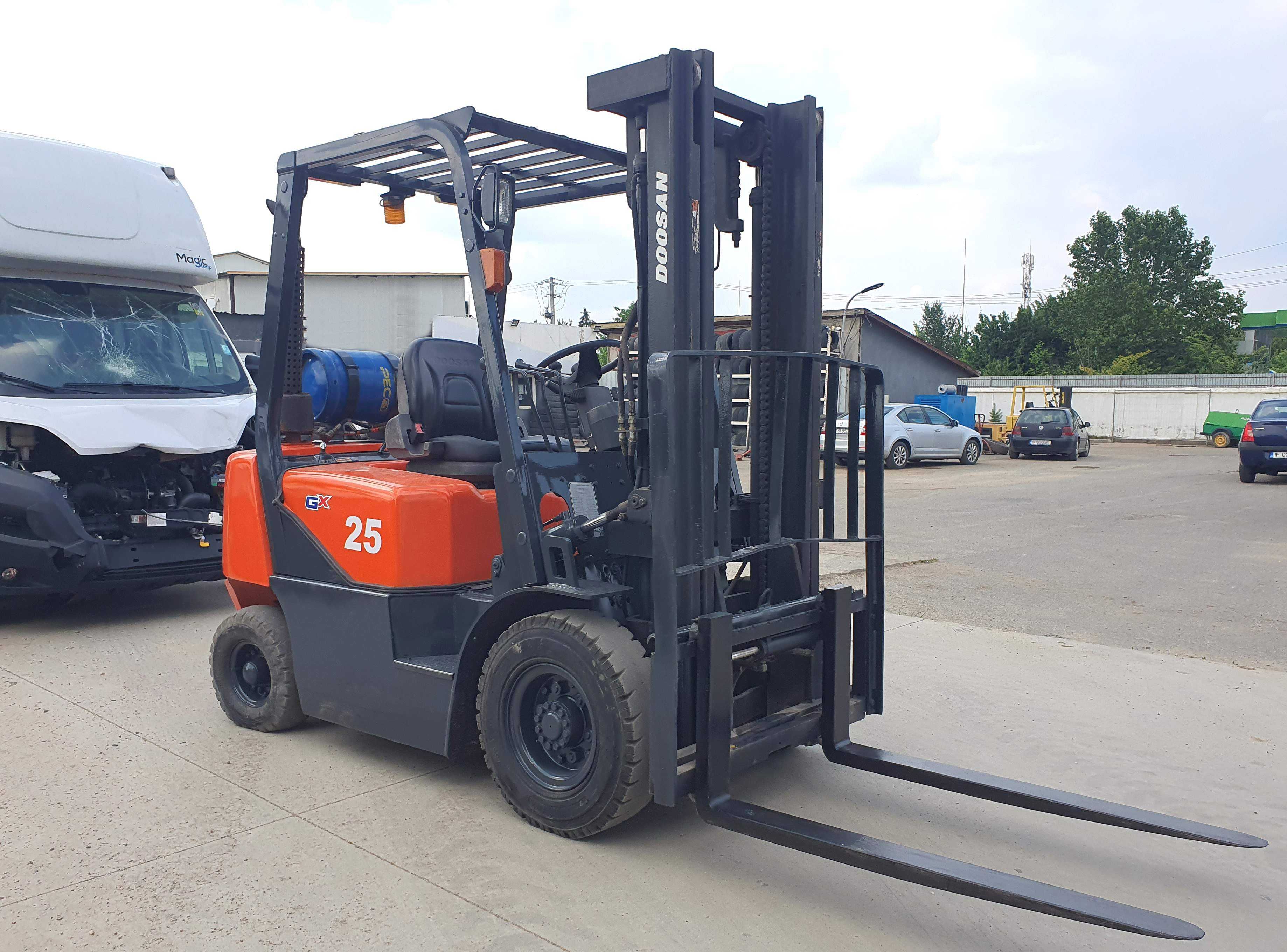 Stivuitor, motostivuitor GPL DOOSAN 2010, 1740 ore - impecabil