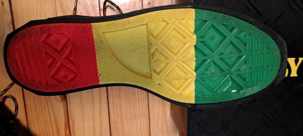 Продавам обувки Converse