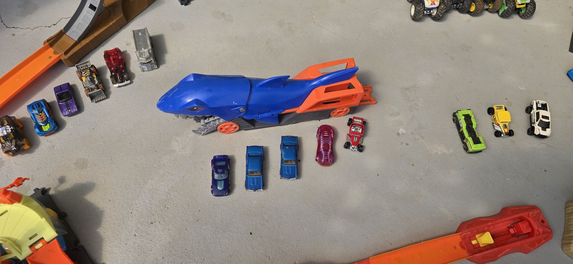 Колекция Hot Wheels – писти, чудовища и над 50 колички