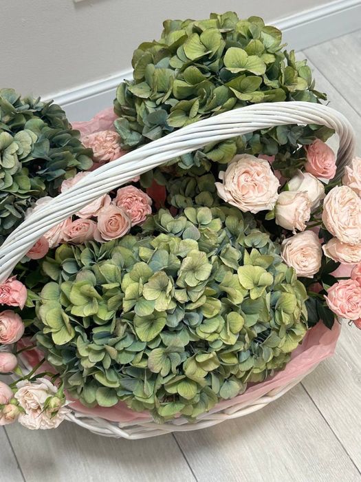 Букет корзина гортензии и кустовые розы