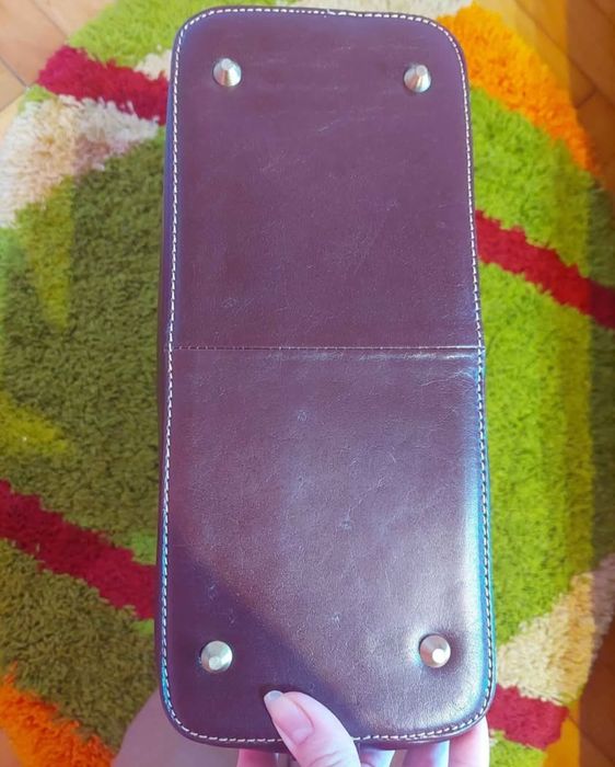 Poșetă piele naturală.