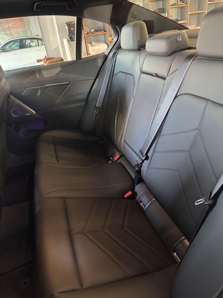Bmw I5 M60 3.8 sec 570km zapas xod YEEENGI