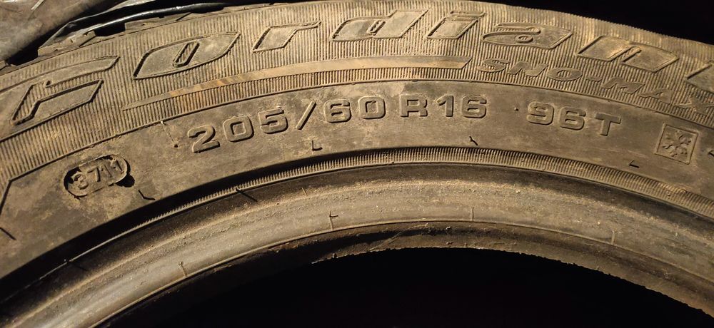 Продам зимние шины  комплект