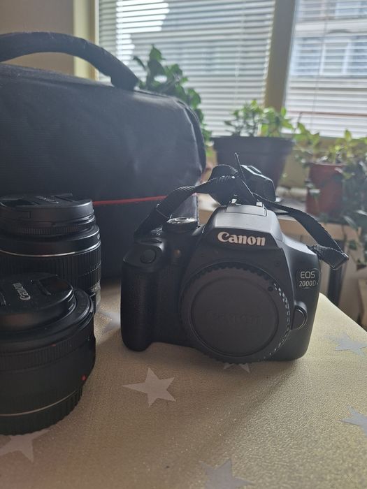Canon 2000D с два обектива