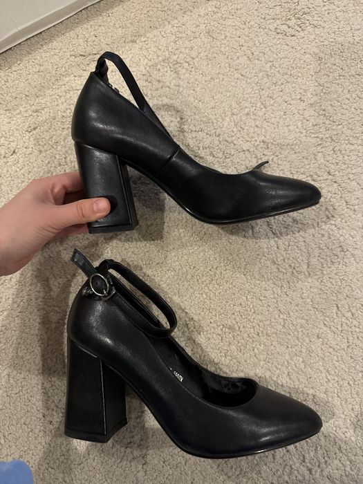 Вечерние классические туфли на каблучке черного цвета