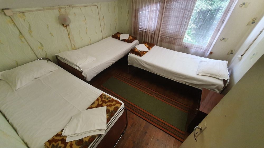 Дървени единични легла с матраци и русенски с дюшеци