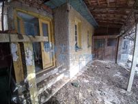 Едноетажна тухлена къща с кладенец в село Сушица