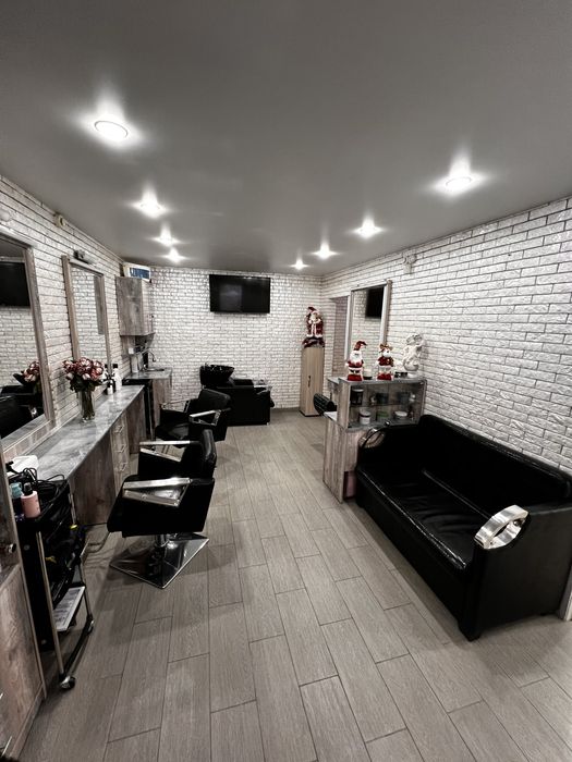 Кабинет для маникюра и педикюра и стол визажиста