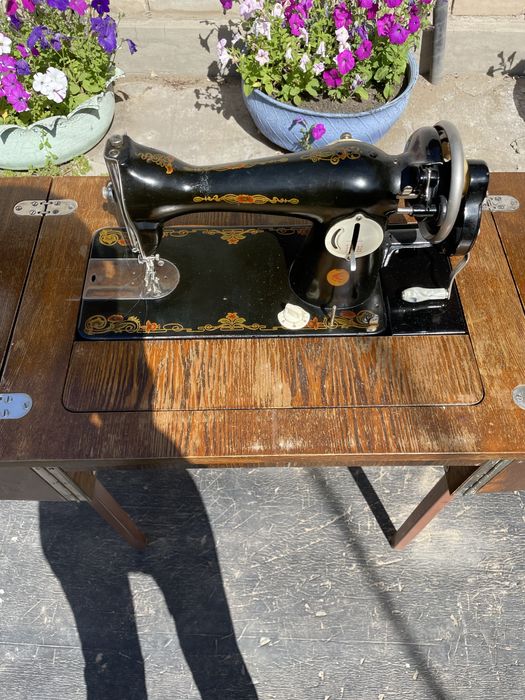 Продам 2 швнйные машины.