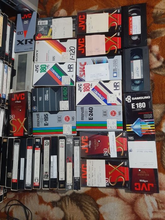Vând casete video filme vechi traduse vocal în stare bună