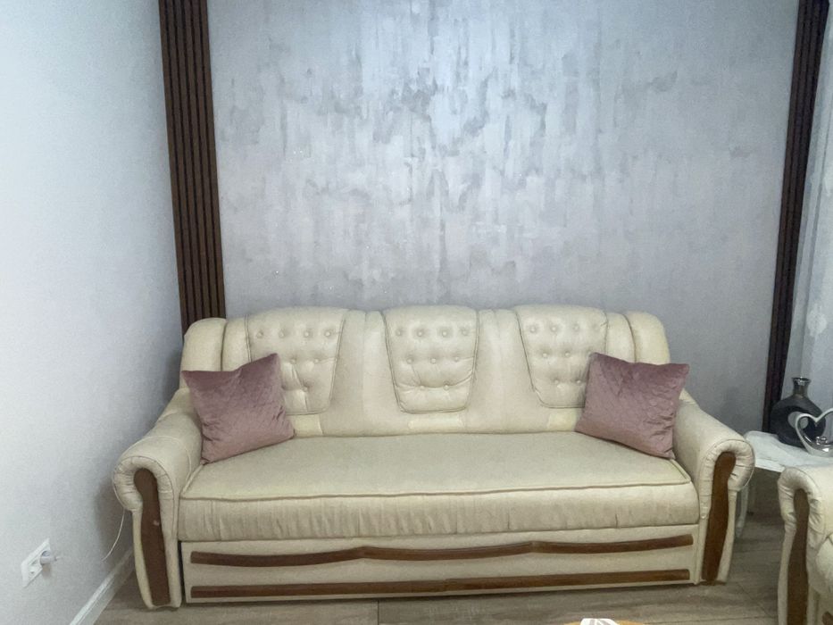 Vând Set canapele din piele de culoare alb/ crem extensibila