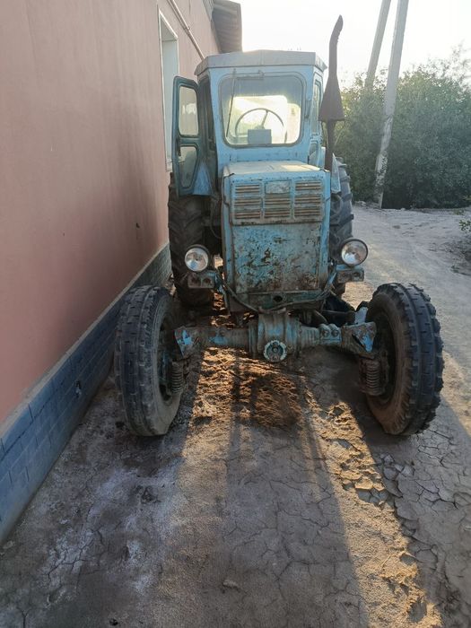 Traktor T-40       zudlik bilan sotiladi