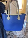 O bag чанта - модел Classic
	•	Цвят: Син корпус с бежови дръжоки
	•	Ма