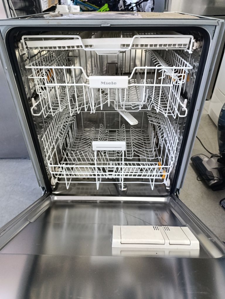 Съдомиялна машина за вграждане Miele XXL
