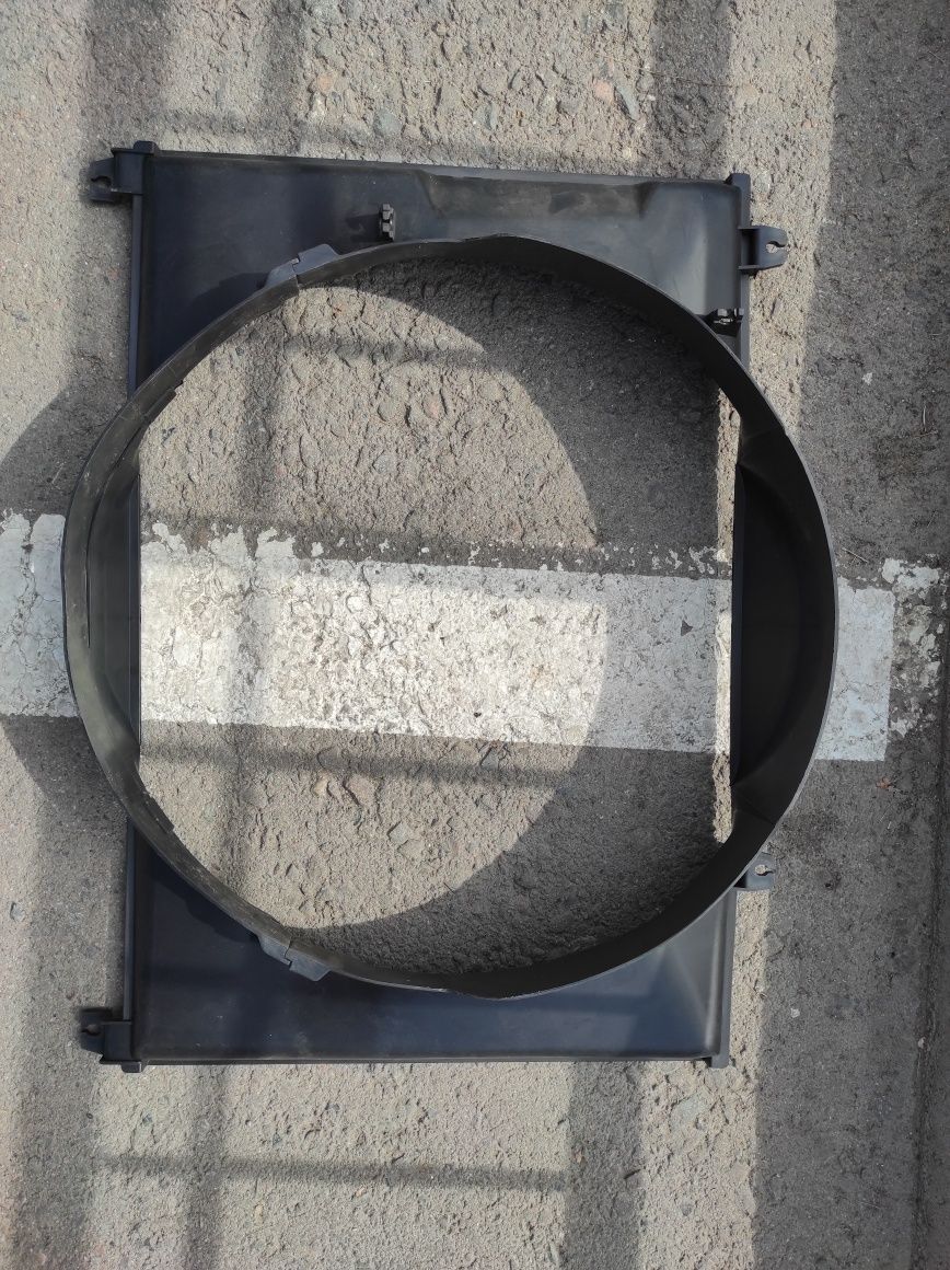 Диффузор радиатора охлаждения Монтеро Паджеро спорт