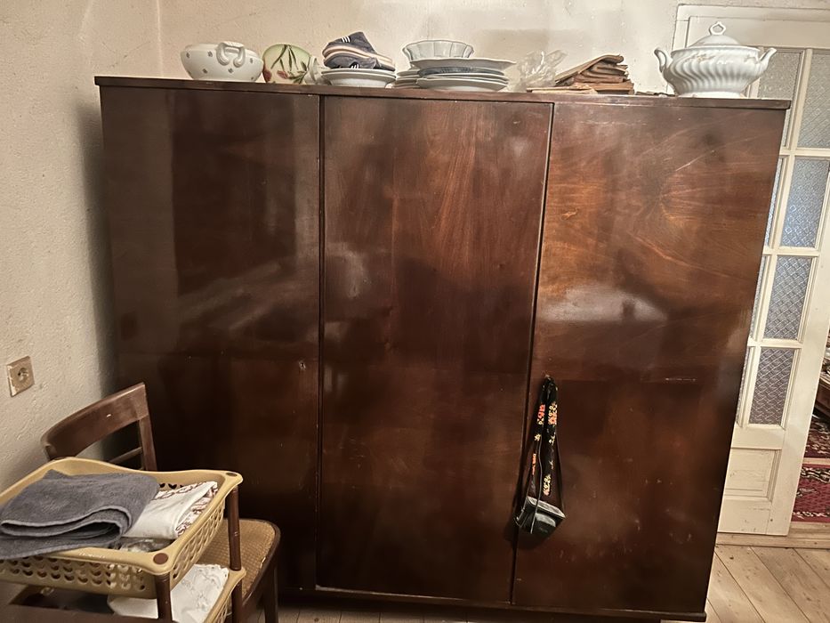 Mobila veche de peste 100 de ani . Din nuc