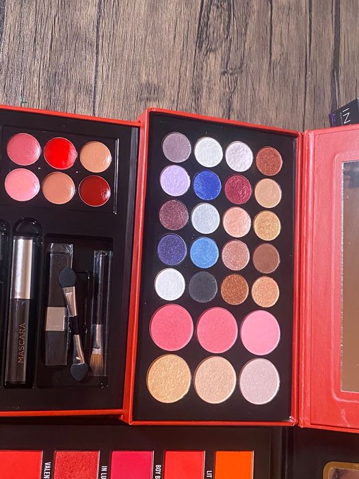 Palete makeup BPerfect si Douglas