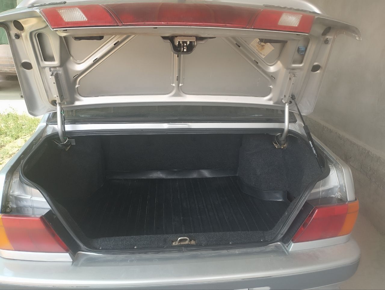 Lada samara sotiladi srochno 2005 yili probeg 140 min 2 qol moshina