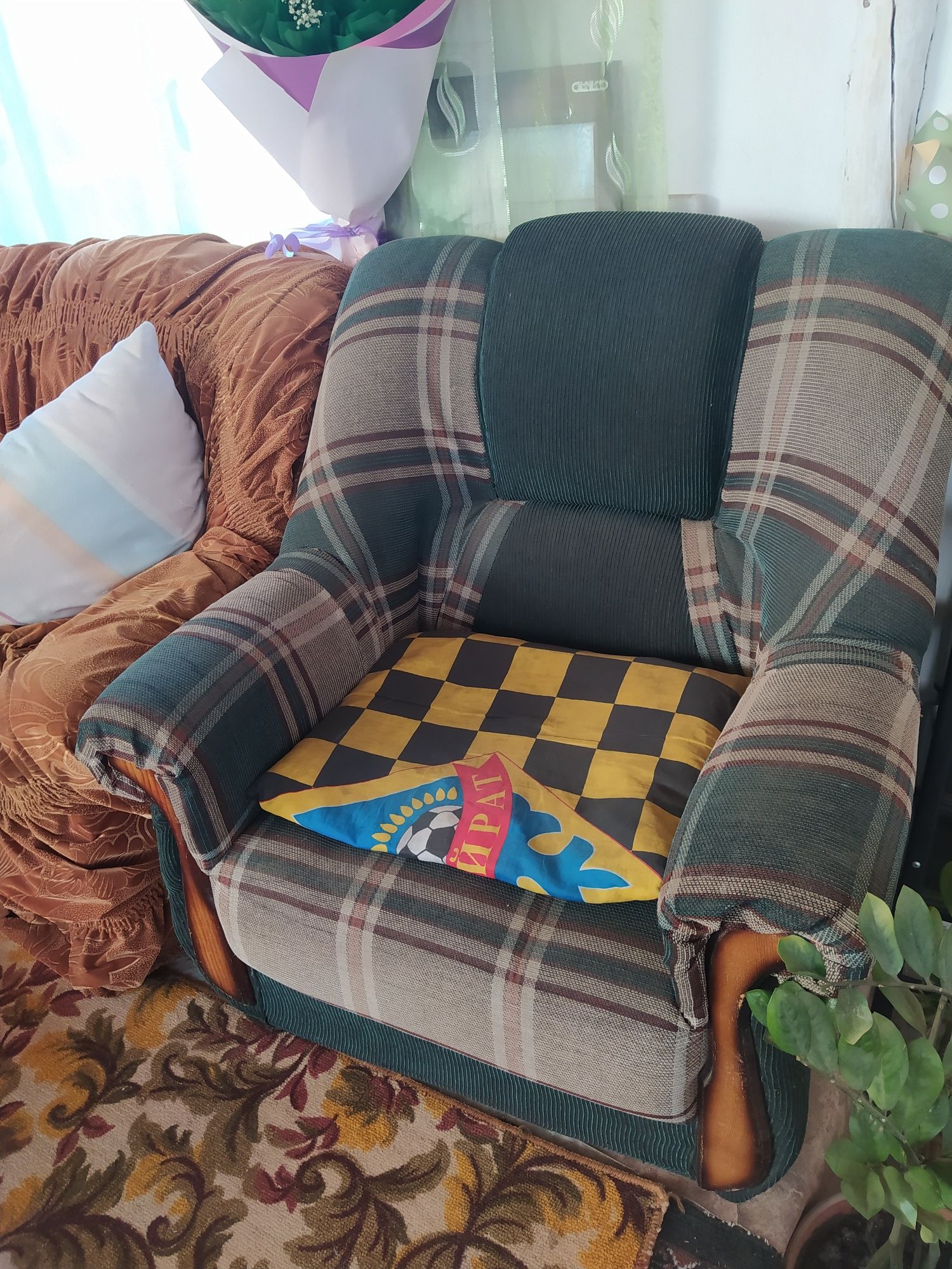 Продается диван с креслом