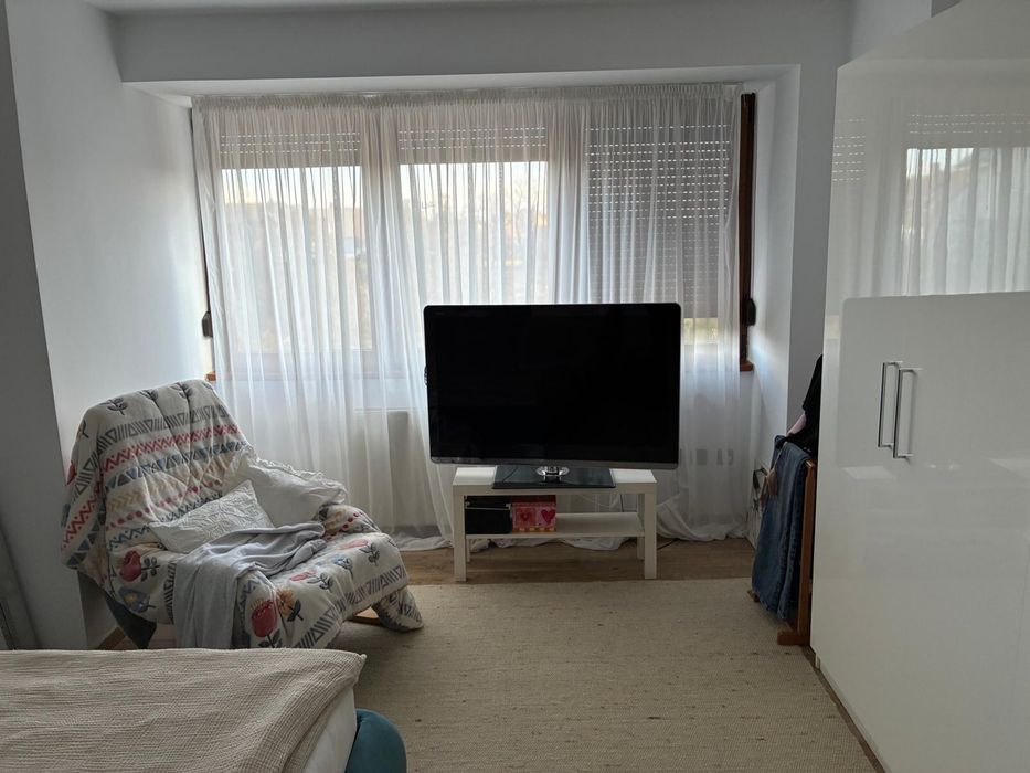 Vând apartament 4 camere centru civic etaj 1