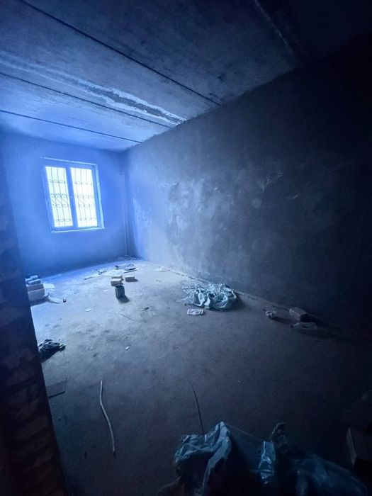 1 хонали 1 кават 38 квадрат+38 квадрат подвал 
5 каватли янги гиштли д