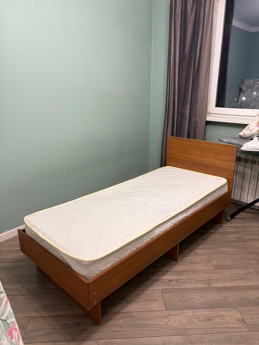 Кровать с матрасом