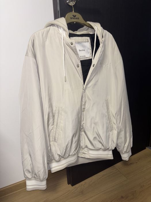 Geaca Bershka alba cu interior negru Marimea S,Barbati