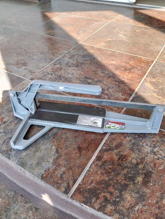 Vând două mașinii de tăiat gresie