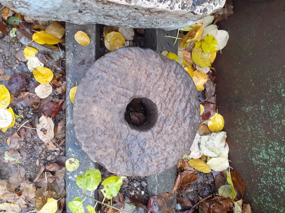 Каменни корита и каменни точила от дялан камък.