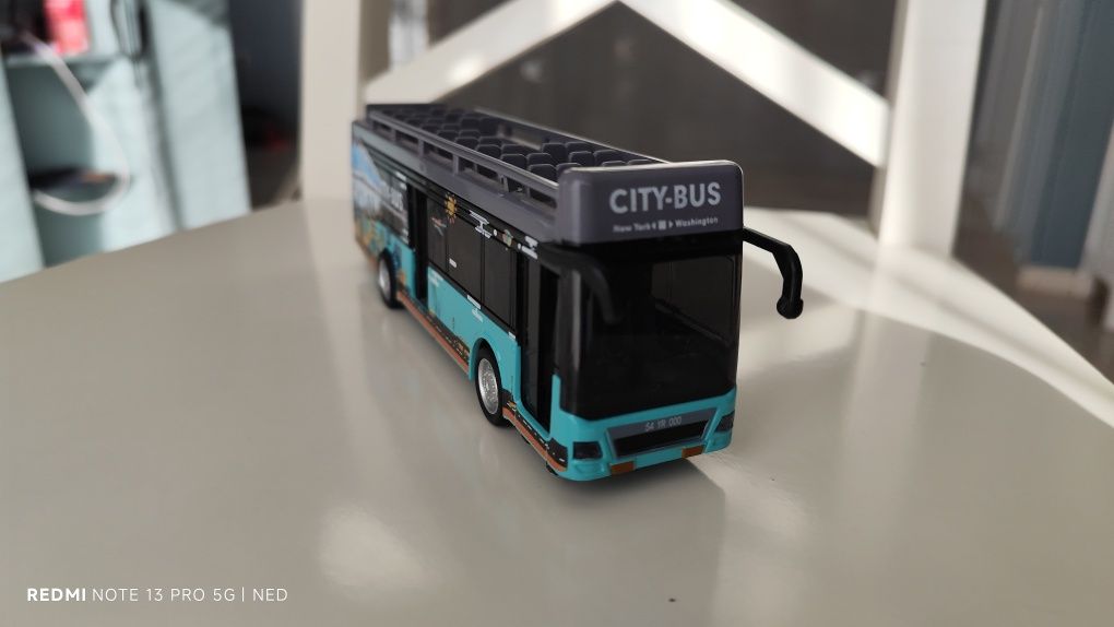 Автобуси играчки