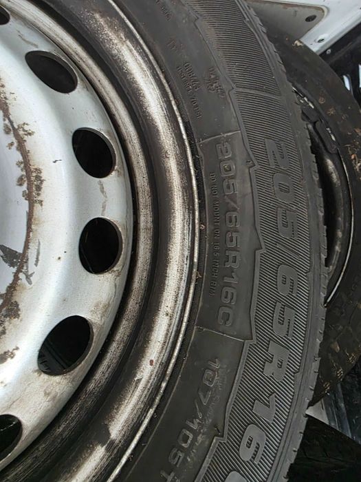 Vand cauciucuri  cu jante de tabla de opel vivaro 205/65R16 C