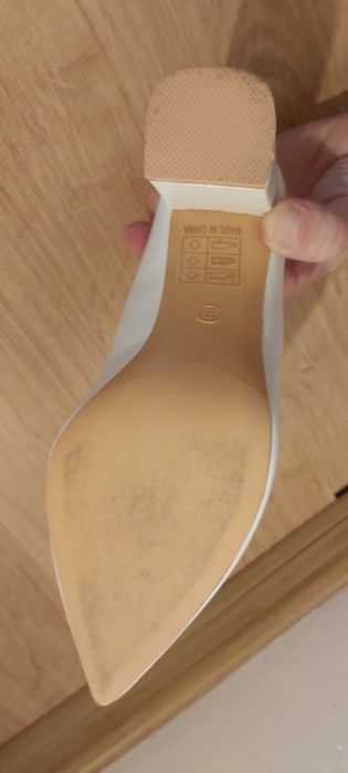 Vand pantofi albi cu toc de 7cm , marimea 37