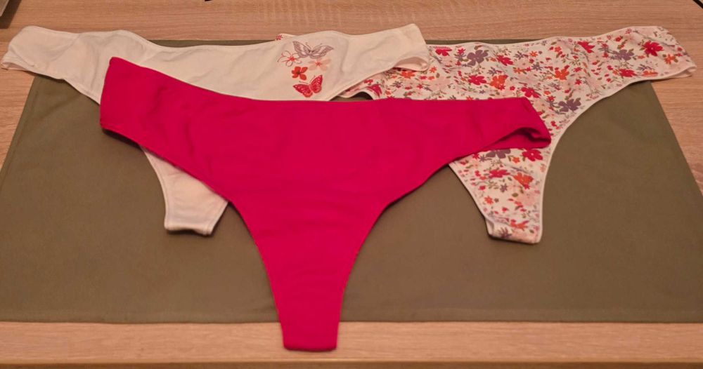 Seturi de chiloți de damă din dantelă și portjartiere