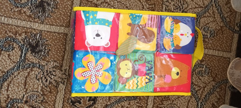 Lot bebe:saltelută,cuburi,arcadă cărucior +alte jucării