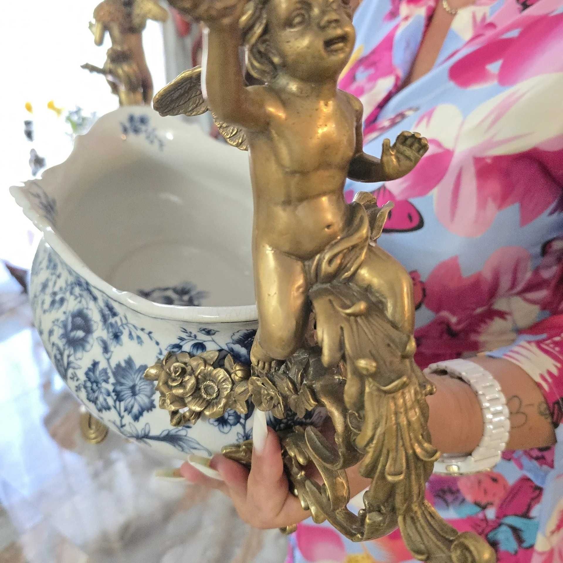 Imensa fructiera din porțelan cu amorasi din bronz.