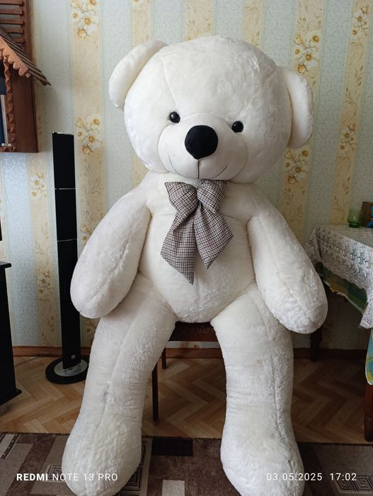 Большой игрушечный медведь