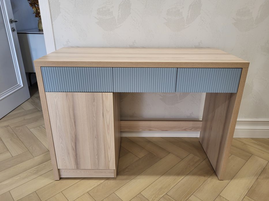 Письменный стол из чистого дерева