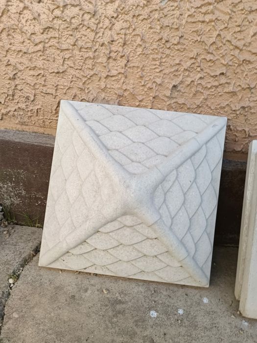 Capace de gard, coame, temelii, capete de stalpi.