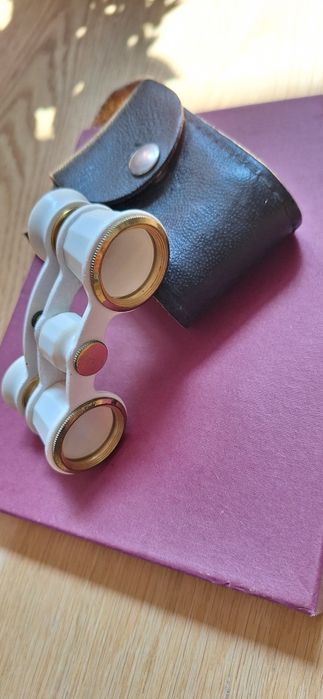 Binoclu vechi pentru teatru