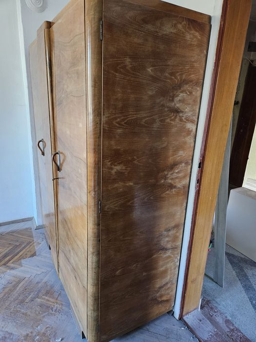 Стар масивен Гардероб