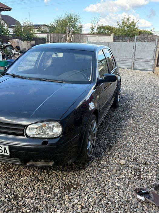 Vând golf 4 pentru reparat sau dezmembrat