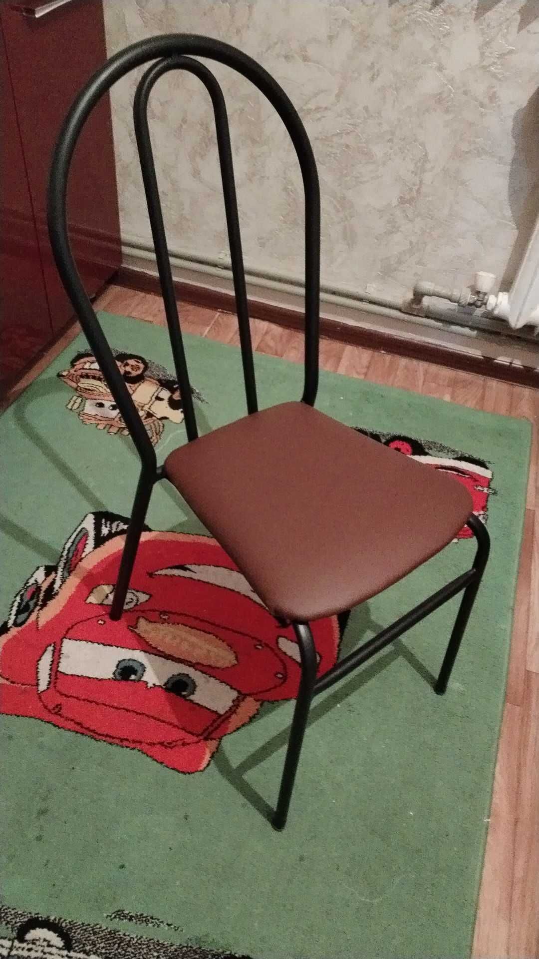Стол и стулья для кухни и столовой
