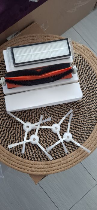 Vând accesorii pentru robot aspirator S50