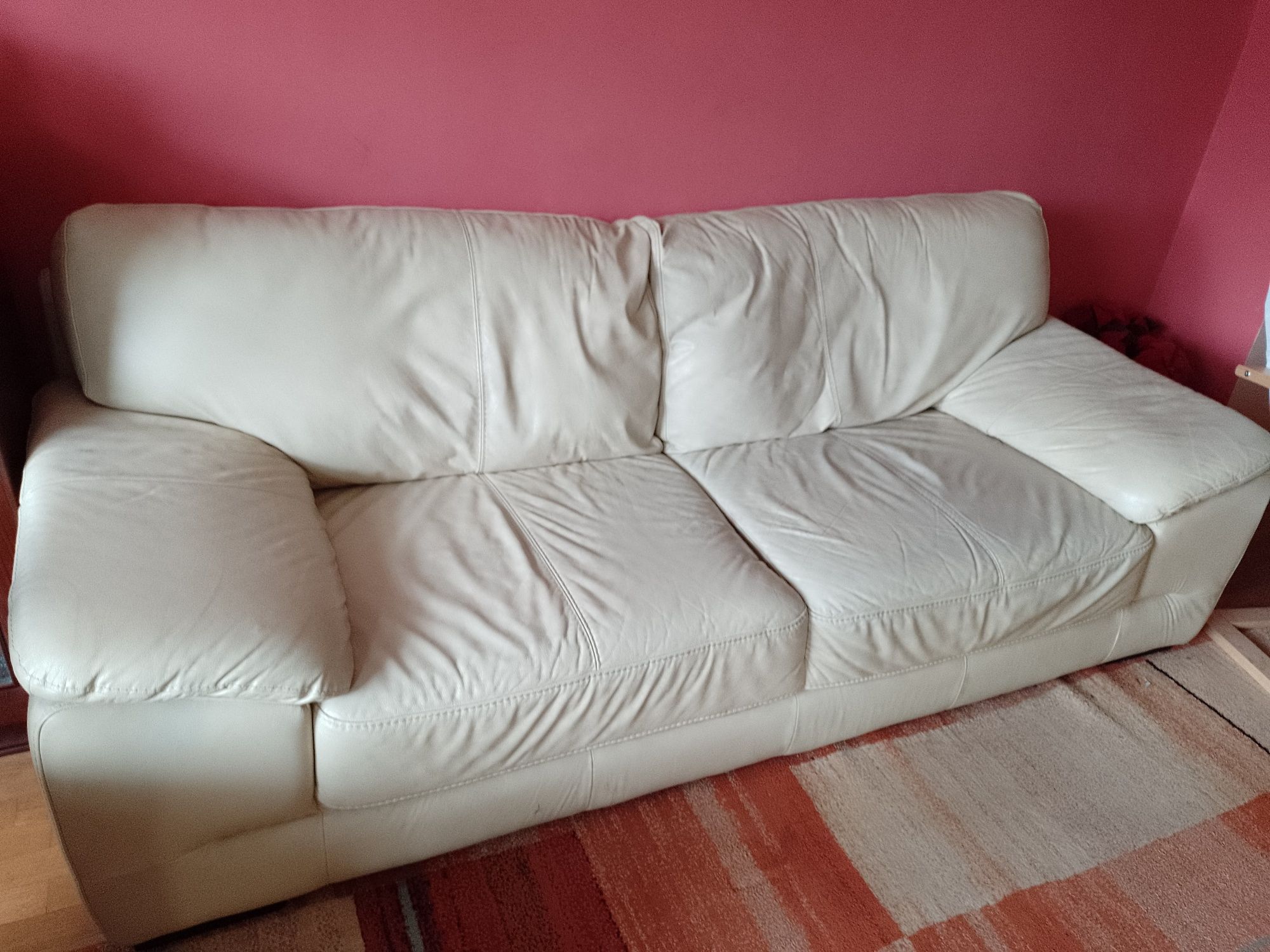 Продавам кожена холна гарнитура