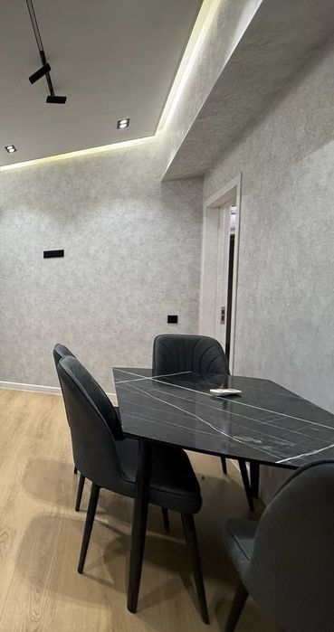 Стол и стулья новый