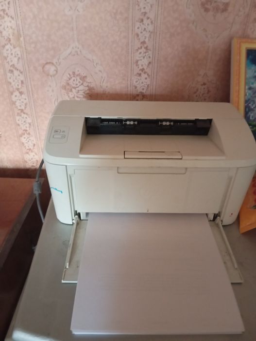 Продаю принтер черно белый б/у