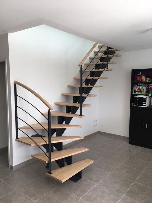 Scări metalice pe bază de comanda